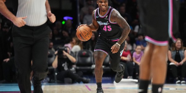 希望没事啊！戴维恩·米切尔防守被撞到 返回更衣室后退出比赛